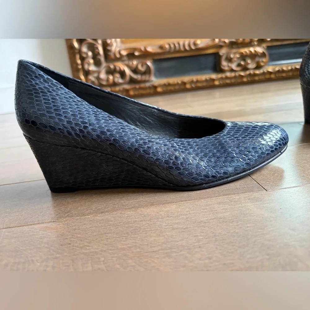 Stuart Weitzman Navy Snake-Embossed Pumps 6M NEW - Picture 2 of 5